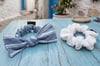 Bow Bomb Serisii: Müslin Dokulu Gök Mavisi Çizgili 2'li Scrunchie ve Fiyonk Seti