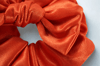 Neon Turuncu Işıltılı Scrunchie ve Fiyonk Yan Toka Seti 