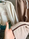 KREM BASKILI SWEATSHİRT VE YANI ŞERİTLİ VİZON GENİŞ PAÇA PANTOLON TAKIM