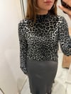 LEOPAR DESENLİ DİK YAKA BLUZ