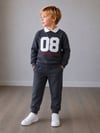 Polo Yaka Nakışlı Erkek Çocuk Sweatshirt & Eşofman Alt Üst Takım – Kolej Stili ve Şıklık Bir Arada