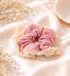 Pembe Dantel Detaylı Scrunchie Saç Tokası