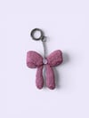 Pembe Fiyonk Çanta Charmı – El İşlemeli Boncuk Detaylı Bag Charm
