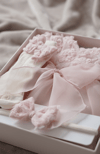 Minny 3D Çiçekli Elbise Çorap Bandana 3'lü Premium Kutulu Mevlüt Seti - Pembe