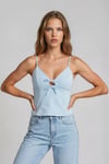 KADIN V YAKA FİYONKLU CUT-OUT DETAYLI ATLAS KUMAŞ İNCE ASKILI KOLSUZ BLUZ
