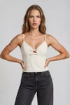KADIN V YAKA FİYONKLU CUT-OUT DETAYLI ATLAS KUMAŞ İNCE ASKILI KOLSUZ BLUZ