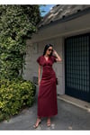 KADIN V YAKA PİLELİ SATEN MİDİ ELBİSE