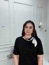 Fular Aksesuarlı Siyah Tişört