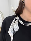 Fular Aksesuarlı Siyah Tişört