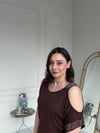 Omzu Açık Taşlı Kahve Bluz