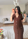 GÜMÜŞ DÜĞMELİ TRİKO ELBİSE - KAHVERENGİ