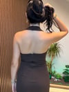 BOYUNDAN ASKILI  ARKASI YIRTMAÇLI MİDİ ELBİSE