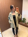 KRUVAZE YAKA KUŞAKLI PREMİUM KISA TRENÇKOT
