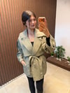 KRUVAZE YAKA KUŞAKLI PREMİUM KISA TRENÇKOT