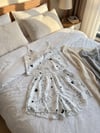 Kadın Kedi Desenli Saten Askılı Şortlu Pijama Takımı – Beyaz