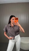 KAHVE ÇİZGİLİ KISA KOL GÖMLEK