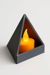 Dekoratif Aydınlatma Mumluk Üçgen Prizma Mumluk Plastiktir. Tea Light Mum Dahildir.