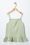 MÜSLİN KUMAŞ BİR UCU BAĞCIKLI ÖRGÜ ASKILI ETEĞİ FIRFIRLI KIZ ÇOCUK ELBİSE