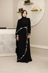 ASİMETRİK DRAPELİ ÇİÇEK İŞLEMELİ PELERİNLİ SİYAH ABİYE