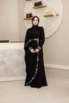 ASİMETRİK DRAPELİ ÇİÇEK İŞLEMELİ PELERİNLİ SİYAH ABİYE