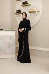 ASİMETRİK DRAPELİ ÇİÇEK İŞLEMELİ PELERİNLİ SİYAH ABİYE