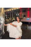 beyaz tüylü elbise