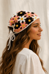 El Yapımı Papatya Motifli Örgü Bandana – Pembe, Siyah ve Beyaz Çiçekli Saç Aksesuarı