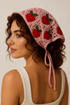 El Yapımı Pudra Pembe Çilek Motifli Örgü Bandana
