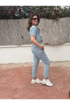 Kadın kot tuşum Önden düğmeli, beli lastikli rahat kalıp denim tulum.