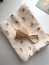 ARI DESENLİ 2 KATLI ORGANİK BEBEK MÜSLİN ÖRTÜ %100 PAMUK NEFES ALAN ÇOK AMAÇLI KUNDAK BEZ YENİDOĞAN BATTANİYESİ
