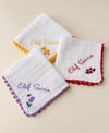 SET-3 İSME ÖZEL KİŞİSELLEŞTİRİLMİŞ  NAKIŞLI 3'LÜ BEBEK AĞIZ MENDİL SETİ DESENLİİ RENKLİ EL OYALI %100 PAMUK MÜSLİN KUMAŞ