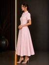PEMBE İNCİ DETAYLI MİDİ ELBİSE