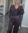 Bilekleri ve beli kuşaklı saten takım
