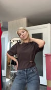 Broş Detaylı Kahve Tişört