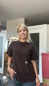 Broş Detaylı Kahve Tişört