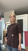 Broş Detaylı Kahve Tişört