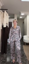 Desenli yakası fularlı gömlek pantolon takım