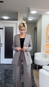 Vizon fular detaylı takım elbise