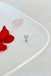 Turkuaz Taşlı Kelebek Tragus Piercing – 5 mm Halka, Gümüş Renk