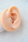 Turkuaz Taşlı Kelebek Tragus Piercing – 5 mm Halka, Gümüş Renk