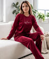 KADIN BORDO KADİFE ÜSTÜ NAKIŞLI UZUN KOLLU YUMUŞACIK PİJAMA TAKIMI.