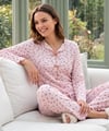 KADIN PEMBE ÇİÇEK BASKILI ÖNDEN AKSESUAR DETAYLI YUMUŞACIK WAFFLE KUMAŞ PİJAMA TAKIMI.