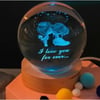 Dekoratif Öpüşen Sevgili Tasarımlı Işıklı Cam Küre