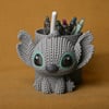 3d Baskı Knitted Kalemlik - Sevimli Karakterli Masaüstü Kalem Organizeri-gri Çok Renkli