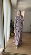 ETEĞİ BÜZGÜLÜ DESENLİ ELBİSE