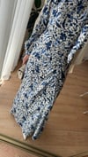 ETEĞİ BÜZGÜLÜ DESENLİ ELBİSE