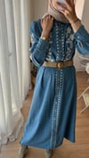 NAKIŞ İŞLİ DENİM ELBİSE