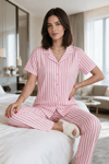 Kadın Pembe Beyaz Çizgili Kısa Kollu Düğmeli Milan Kumaş Pijama Takımı