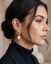 İnci Rengi Damla Taşlı Gold Rengi Sallantılı Kadın Küpe.