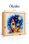 Ay’a Yolculuk Light Box – Çocuklar İçin Işıklı Gece Lambası, Ahşap Dekoratif LED Çocuk ve Bebek Odası Aydınlatması 25x25x10 cm